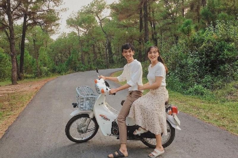 Biển chỉ dẫn tại Đồi Vọng Cảnh Huế, gợi nhắc về ý nghĩa của cái tên ‘Vọng Cảnh’ và lịch sử gắn liền với nơi này.